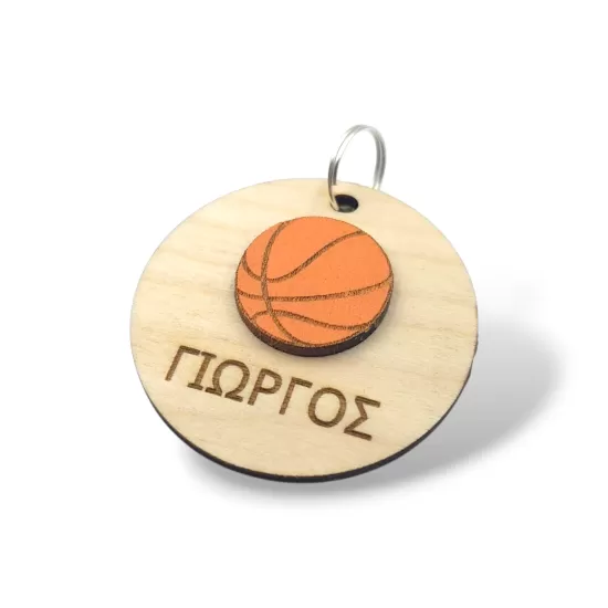 Ξύλινο ταμπελάκι σχολικής τσάντας σε σχήμα κύκλου με μπάλα μπάσκετ και χαραγμένο όνομα