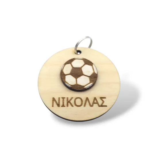Ξύλινο ταμπελάκι σχολικής τσάντας σε σχήμα κύκλου με μπάλα ποδοσφαίρου και χαραγμένο όνομα