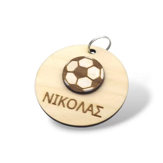 Ξύλινο ταμπελάκι σχολικής τσάντας σε σχήμα κύκλου με μπάλα ποδοσφαίρου και χαραγμένο όνομα