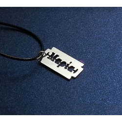 Χειροποίητο ασημένιο κόσμημα σε σχήμα λεπίδας με όνομα της επιλογής σας διάτρητο.