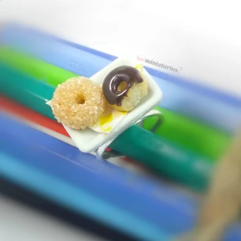 Χειροποίητο δαχτυλίδι με donuts σε πιατάκι!