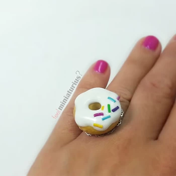 Χειροποίητο δαχτυλίδι donuts σε μέγεθος μινιατούρα!
