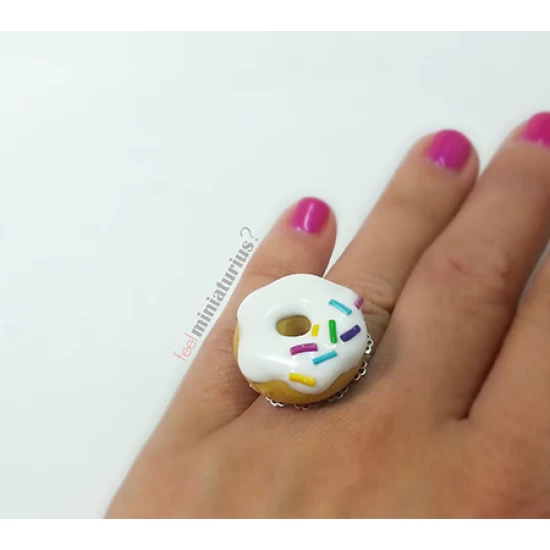 Χειροποίητο δαχτυλίδι donuts σε μέγεθος μινιατούρα!