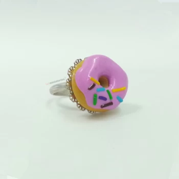 Χειροποίητο δαχτυλίδι donuts σε μέγεθος μινιατούρα!