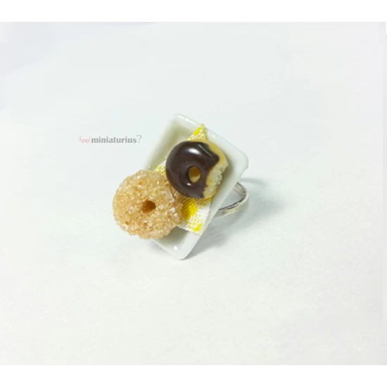 Χειροποίητο δαχτυλίδι με donuts σε πιατάκι!