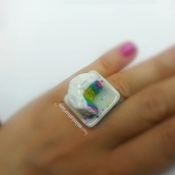 Χειροποίητο δαχτυλίδι μινιατούρα rainbow cake! 
