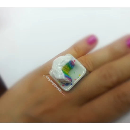 Χειροποίητο δαχτυλίδι μινιατούρα rainbow cake! 
