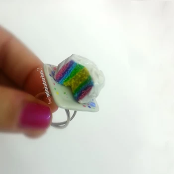 Χειροποίητο δαχτυλίδι μινιατούρα rainbow cake! 