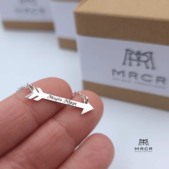 Ασημένιο κολιέ για ερωτευμένους βέλος με όνομα
