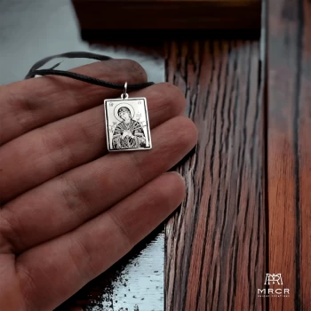 Ασημένιο κόσμημα μενταγιόν με την εικόνα της Παναγίας της Επτάσπαθης