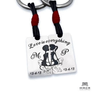 Ασημένια μπρελόκ Love is everything με δικό σου χάραγμα (2τμχ)